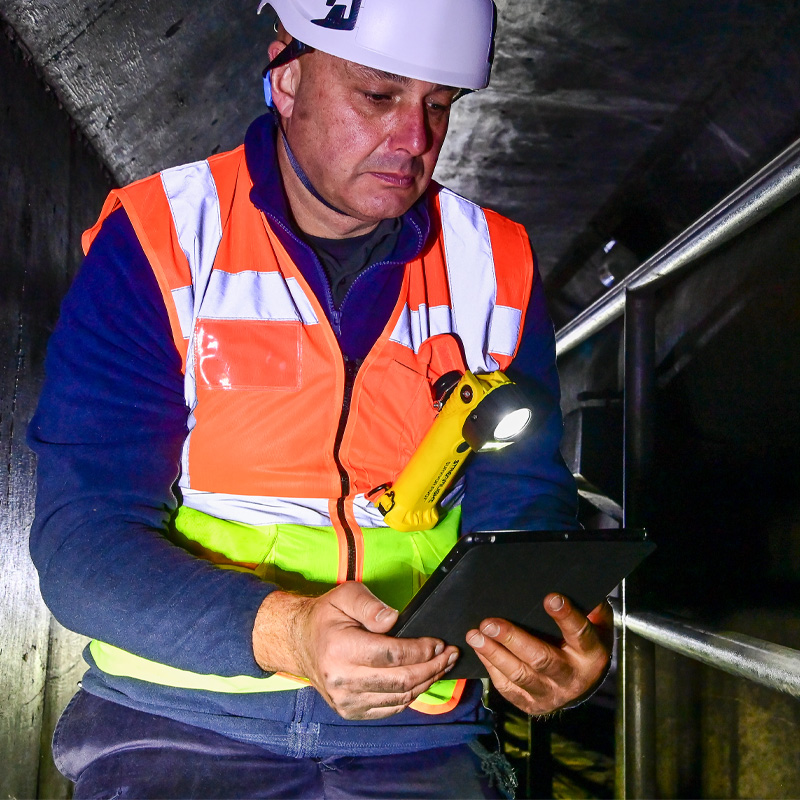 Survivor Pivot® | Intrinsically Safe Right Angle Flashlight